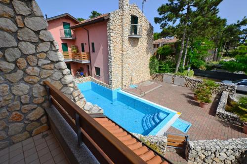 uma casa com piscina ao lado de um edifício em Rio em Lignano Sabbiadoro