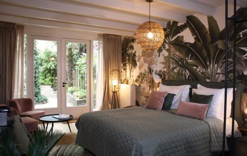 sypialnia z dużym łóżkiem i dużym oknem w obiekcie Villa360 w Amsterdamie