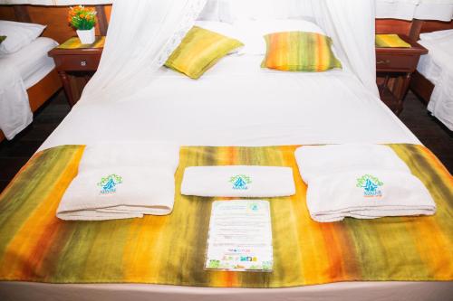 Tempat tidur dalam kamar di Avatar Amazon Lodge & Canopy Park