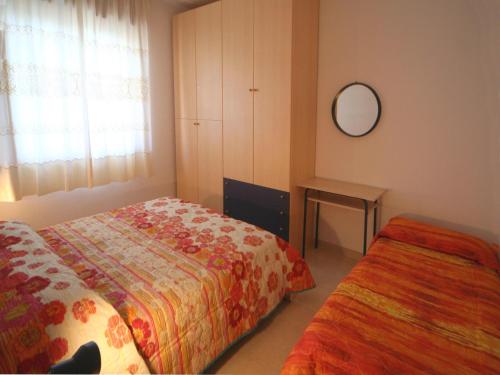 リニャーノ・サッビアドーロにあるPrimaveraのベッドルーム1室(ベッド2台、壁掛け鏡付)