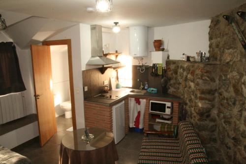 una piccola cucina con lavandino e piano cottura di estudio mirador a Güéjar-Sierra