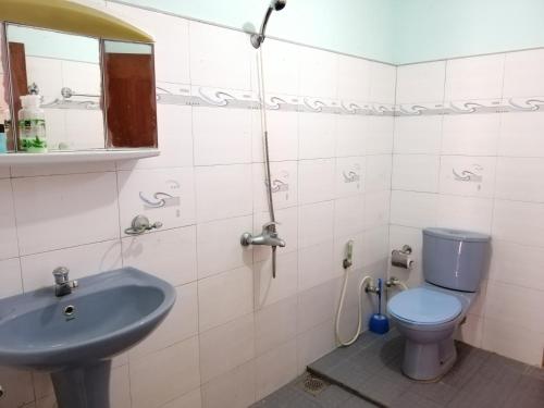 y baño con aseo y lavamanos. en Lakbima Holiday Lodge, en Devinuwara