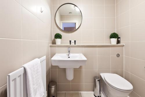 Imagem da galeria de 2 Bedroom 2 Bathroom Apartment in Central Milton Keynes with Free Parking and Smart TV - Contractors, Relocation, Business Travellers em Milton Keynes