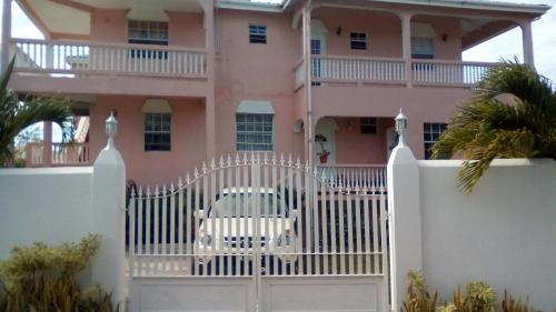 Edificio en el que se encuentra el hostal o pensión