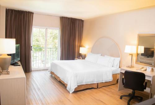 a bedroom with a large white bed and a window at Holiday Inn Express Monterrey Galerias-San Jeronimo, an IHG Hotel in Monterrey