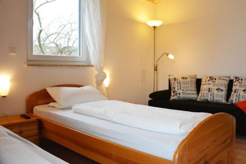 Tempat tidur dalam kamar di Appartment Vogel Ferienwohnungen