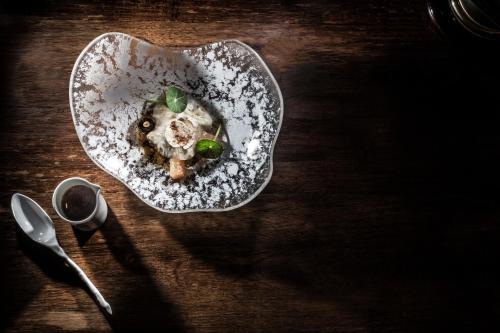 een bord eten op een houten tafel bij Hôtel & Restaurant Le Pré in Durtol