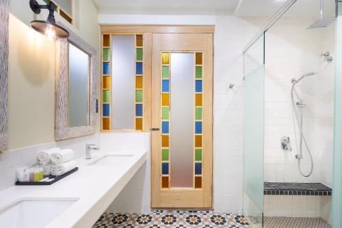 Ένα μπάνιο στο Treasures Hotel and Suites