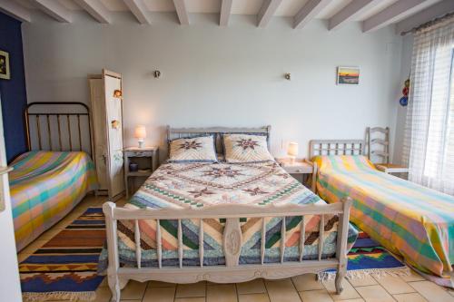 - une chambre avec 2 lits jumeaux et 2 lampes dans l'établissement Maison Lous Amics, à Orx