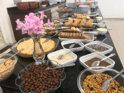 un buffet con molti tipi diversi di cibo su un tavolo di HOTEL HPR a Vitorino