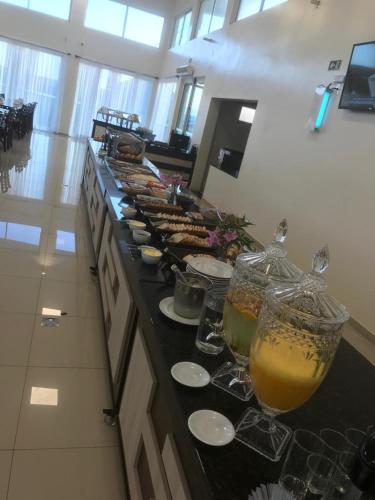una linea a buffet con cibo e bevande su un bancone di HOTEL HPR a Vitorino