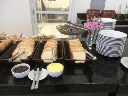 un buffet con panini e altri cibi su un tavolo di HOTEL HPR a Vitorino