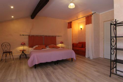 une chambre avec un grand lit et un canapé dans l'établissement Gite Guillot - hameau calme 8km de Jonzac, à Nieul-le-Virouil