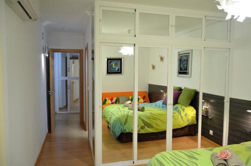 Habitación con 2 camas y espejo. en SEVILLA-TRIANA, en Sevilla