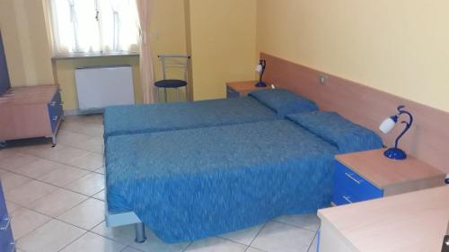 Un dormitorio con una cama con una manta azul. en Mr Jackpot2, en Canelli