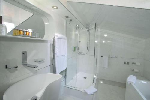 une salle de bain avec une douche, des toilettes et un lavabo dans l'établissement ViLLA ANNETTE, à Cannes