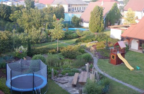 uma vista aérea de um jardim com um parque infantil em Penzion Pohanka em Nové Veselí