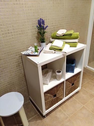 a white table with towels on it next to a wall at Apartamento Turístico Príncipe Cáceres AT-CC-00415 in Cáceres