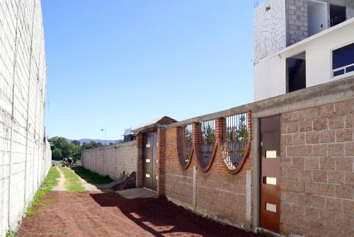 Un vicolo tra due muri di mattoni con delle corone di Hotel Boutique Tonalli a San Martín de las Pirámides