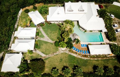 Hostellerie des châteauxの敷地内または近くにあるプール