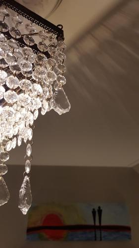 a chandelier hanging from the ceiling in a room at Op de Bult in Rasquert