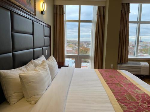 Cama ou camas em um quarto em The Queens Hotel