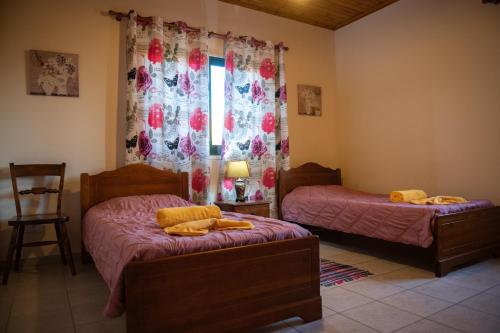 1 dormitorio con 2 camas y ventana en Hermes Villa, en Bahía de Coral