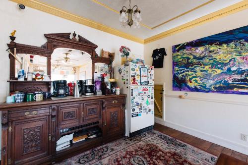 een keuken met een koelkast en een schilderij aan de muur bij The Hostel California in Bishop