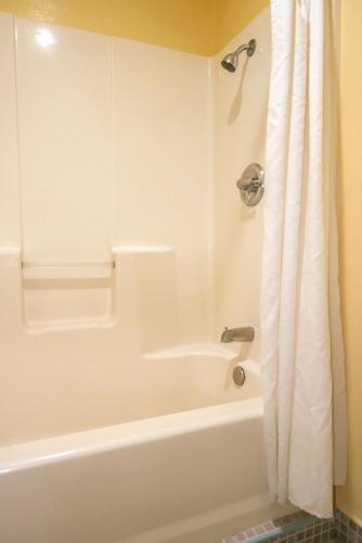 Hotel Oliver Inn Tolucaにあるバスルーム