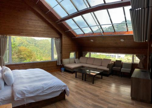 Cama ou camas em um quarto em Yun Xiang Villa 未接待12歲以下孩童