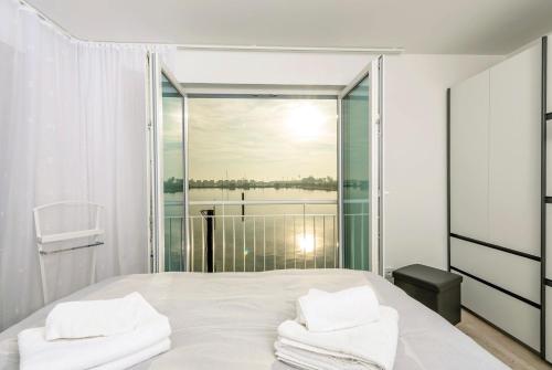 オルペニッツにあるAnnas Heimat am Meerのベッドルーム1室(ベッド1台、大きな窓付)