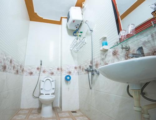 a bathroom with a toilet and a sink at Ngoc Lan Hotel in Cao Bằng