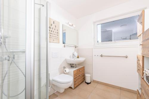 A bathroom at Schwimmendes Haus Seebär