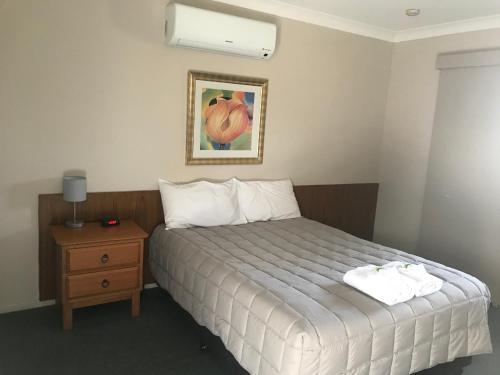 Postel nebo postele na pokoji v ubytování Kootingal Landview Motel
