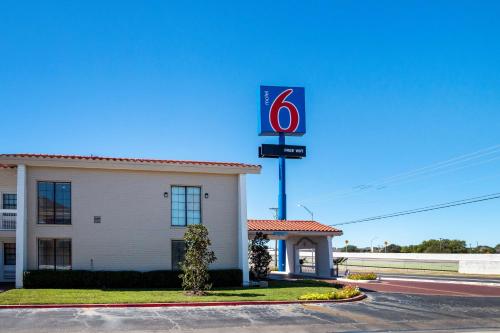 a building with a number six sign in front of it at Motel 6-Euless, TX - DFW West in Euless