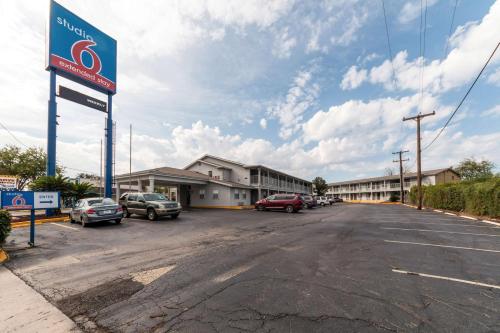 an empty parking lot in front of a hotel at Studio 6-San Antonio, TX - Fort Sam Houston Area in San Antonio