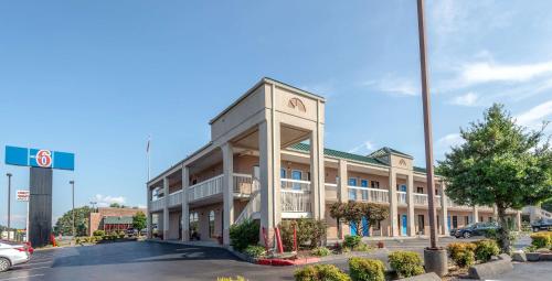 a building with a parking lot in front of it at Motel 6-Kingsport, TN in Kingsport