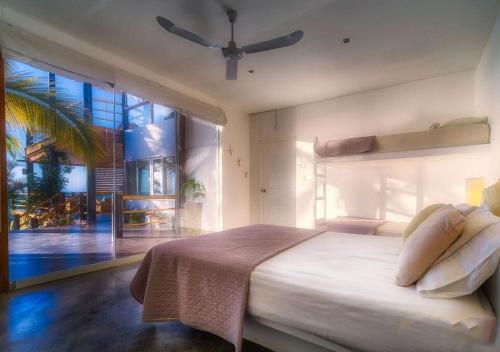 1 dormitorio con 1 cama grande y ventilador de techo en Mar de Mancora Playa Las Pocitas, en Máncora