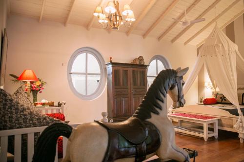 a bedroom with a horse statue in a room at LE JARDIN DU FORT - GALLE in Galle