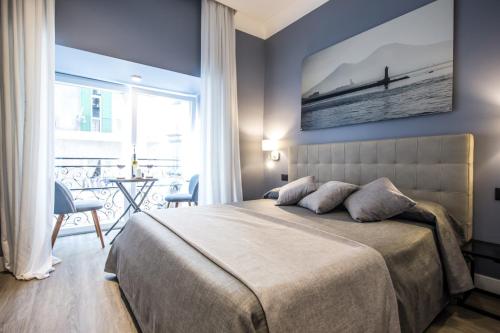 um quarto com uma cama grande e uma sala de jantar em B&B Art House em Nápoles