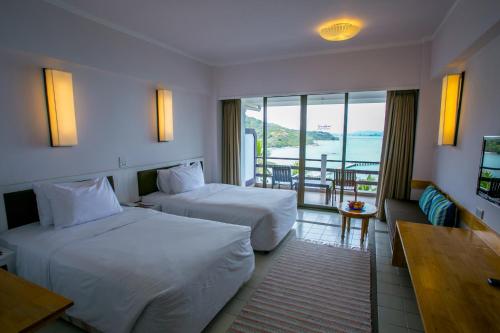 Postel nebo postele na pokoji v ubytování Rayong Resort Hotel โรงแรมระยองรีสอร์ท
