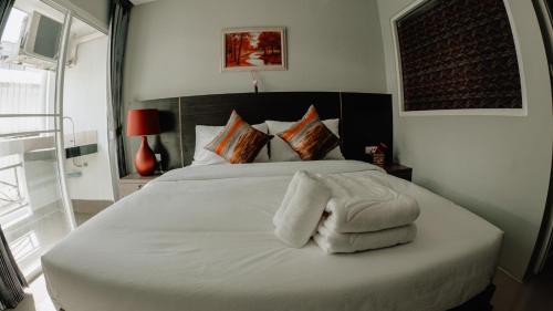 Кровать или кровати в номере Step One at Bangkok