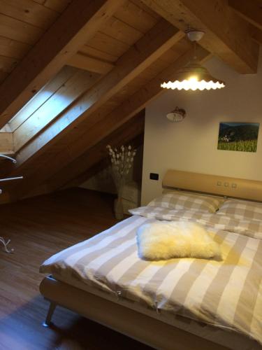 um quarto com uma cama num sótão em Appartamentino Frundsberg em Vipiteno