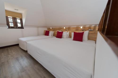 Postel nebo postele na pokoji v ubytování Rayong Resort Hotel โรงแรมระยองรีสอร์ท