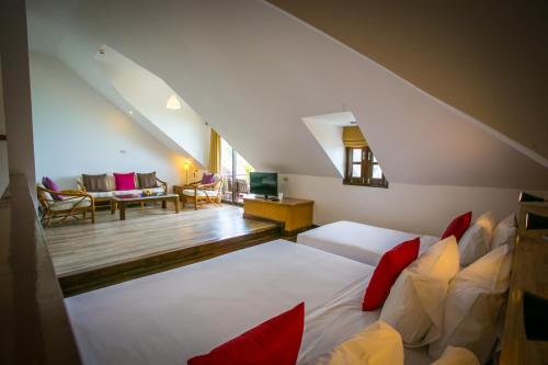 Postel nebo postele na pokoji v ubytování Rayong Resort Hotel โรงแรมระยองรีสอร์ท