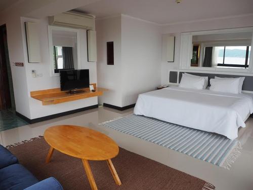 Postel nebo postele na pokoji v ubytování Rayong Resort Hotel โรงแรมระยองรีสอร์ท