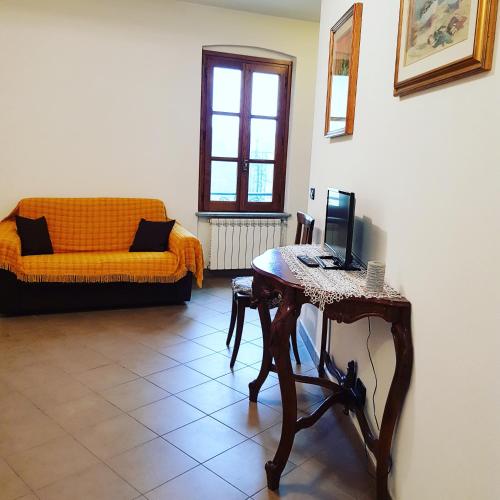 a living room with a table with a laptop on it at La casa di Gina in Sassello