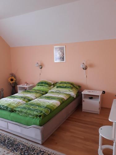 Postel nebo postele na pokoji v ubytování Tislerics Apartman