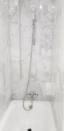 セビリアにあるLux Home - Sierpes Terraceのバスルーム(シャワー、シャワーヘッド付)が備わります。