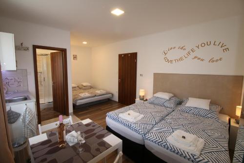 Posteľ alebo postele v izbe v ubytovaní Szent Iván Apartman